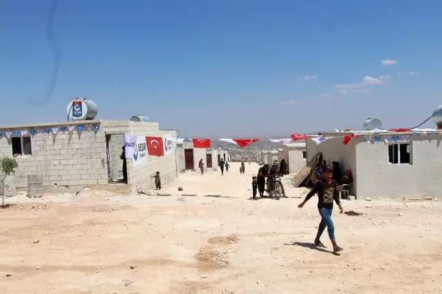 Son dakika haber! İdlib'te 341 briket ev dualarla teslim edildiİçerisinde cami, sağlık ocağı ve çocuk parkı gibi sosyal alanlardan oluşan toplam bin 500 kişinin...