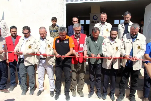 Son dakika haber! İdlib'te 341 briket ev dualarla teslim edildiİçerisinde cami, sağlık ocağı ve çocuk parkı gibi sosyal alanlardan oluşan toplam bin 500 kişinin...