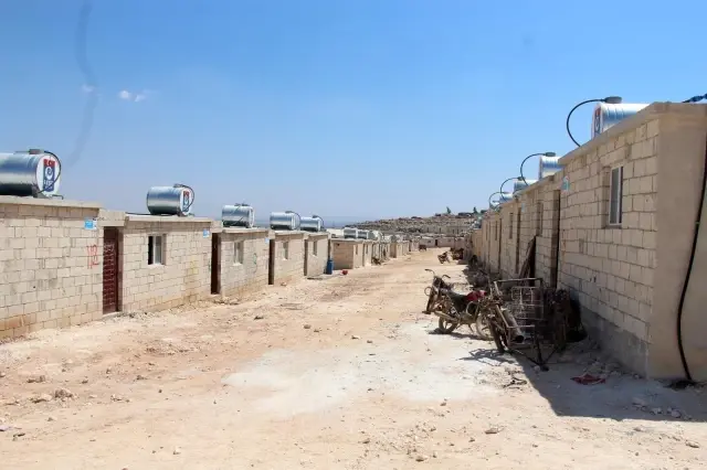 Son dakika haber! İdlib'te 341 briket ev dualarla teslim edildiİçerisinde cami, sağlık ocağı ve çocuk parkı gibi sosyal alanlardan oluşan toplam bin 500 kişinin...