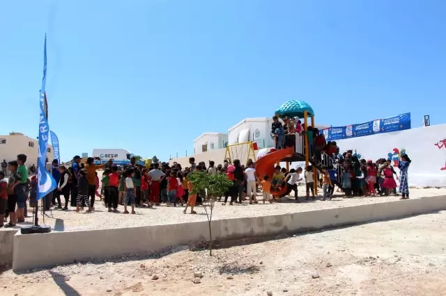 Son dakika haber! İdlib'te 341 briket ev dualarla teslim edildiİçerisinde cami, sağlık ocağı ve çocuk parkı gibi sosyal alanlardan oluşan toplam bin 500 kişinin...