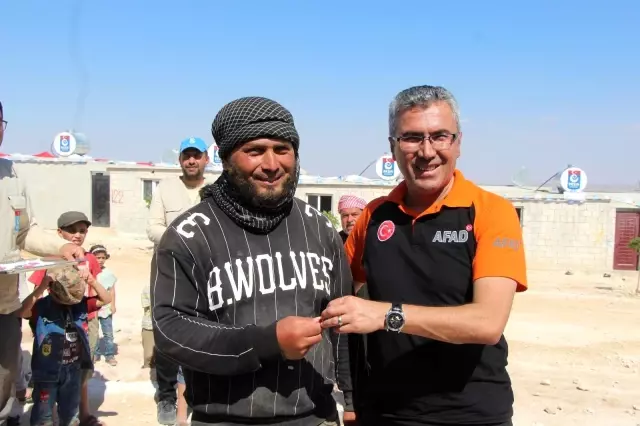 Son dakika haber! İdlib'te 341 briket ev dualarla teslim edildiİçerisinde cami, sağlık ocağı ve çocuk parkı gibi sosyal alanlardan oluşan toplam bin 500 kişinin...