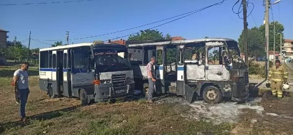 KIRIKKALE'DE PARK HALİNDEKİ 2 MİNİBÜS YANDI