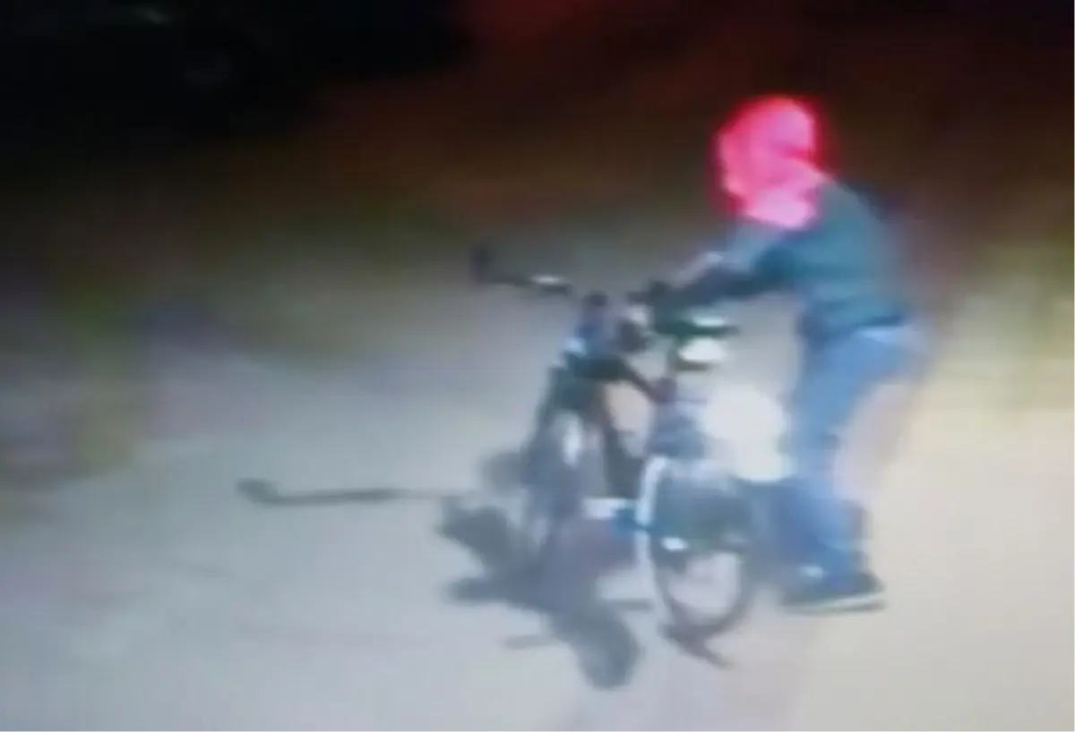 Kırmızı kapüşonlu bisiklet hırsızı kamerada