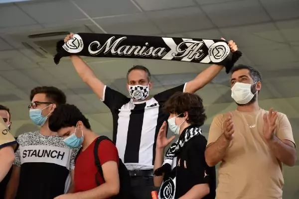 Manisa FK'da Özbalta sözleşme uzattı 9 Manisa FK'da Özbalta sözleşme uzattı