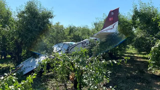 Mecburi iniş yapan uçak bir süre önce böyle görüntülendi...
