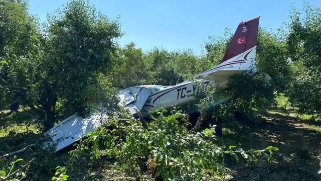 Mecburi iniş yapan uçak bir süre önce böyle görüntülendi...