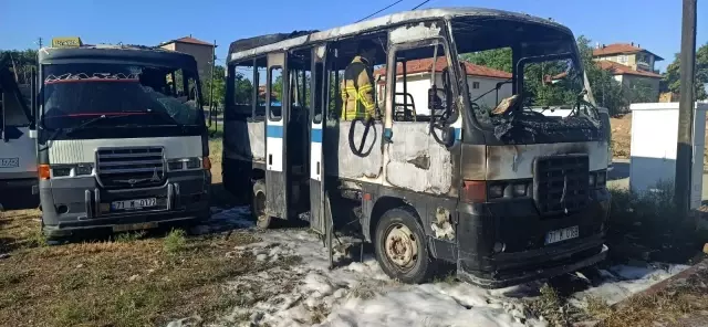 Park halindeki iki minibüs alev topuna döndü
