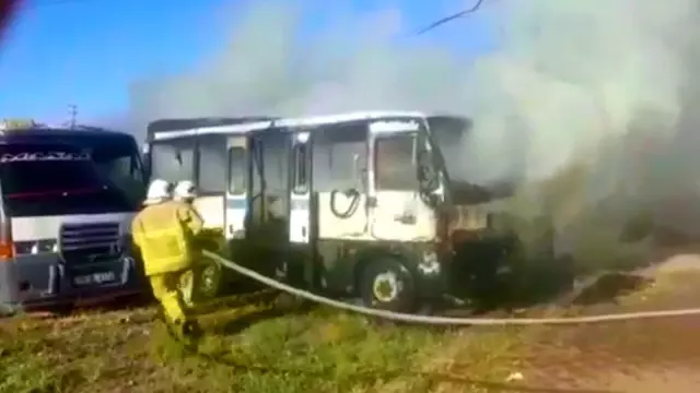 Park halindeki iki minibüs alev topuna döndü