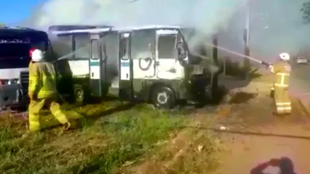Park halindeki iki minibüs alev topuna döndü