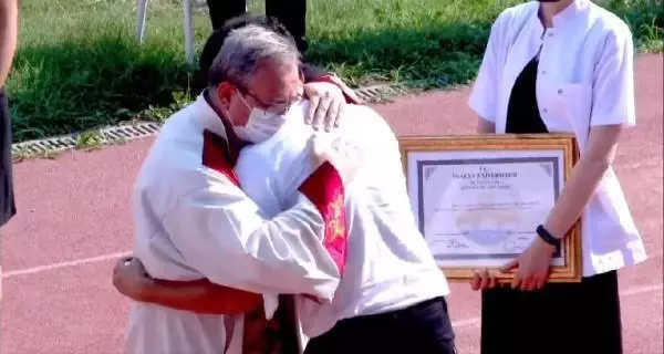 RÜYA KANSERDEN ÖLDÜ, MEZUNİYET TÖRENİNDE AĞABEYİYLE REKTÖR BİRBİRLERİNE SARILIP AĞLADI RÜYA KANSERDEN ÖLDÜ, MEZUNİYET TÖRENİNDE AĞABEYİYLE REKTÖR BİRBİRLERİNE SARILIP AĞLADI