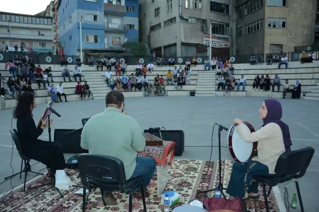 Santur sanatçısı Sedat Anar, Hakkari'de konser verdi Santur sanatçısı Sedat Anar, Hakkari'de konser verdi