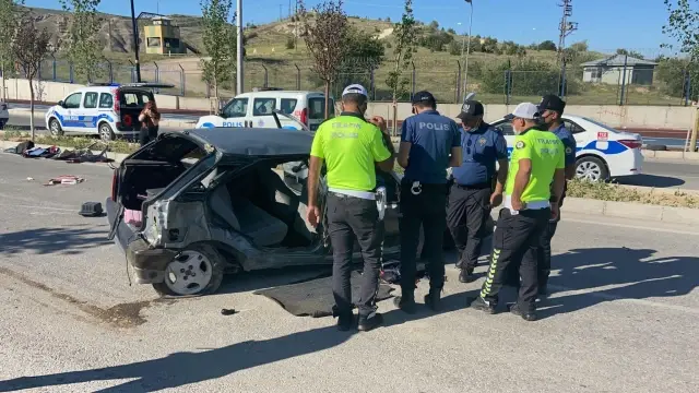 Mezuniyet fotoğrafı çekiminden dönen liseliler kaza yaptı: 1 ölü, 4 yaralı