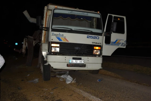 Siverek'te buğday yüklü kamyon ile tır çarpıştı: 1'i ağır 3 yaralı