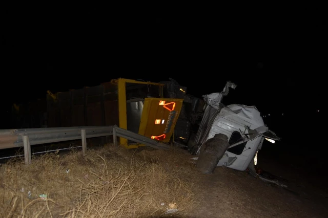Siverek'te buğday yüklü kamyon ile tır çarpıştı: 1'i ağır 3 yaralı