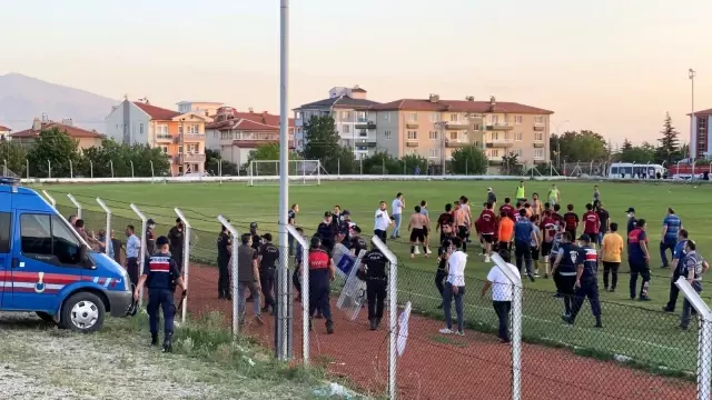 Taraftarlar arasında çıkan kavgaya polis ve jandarma biber gazı ile müdahale etti Taraftarlar arasında çıkan kavgaya polis ve jandarma biber gazı ile müdahale etti