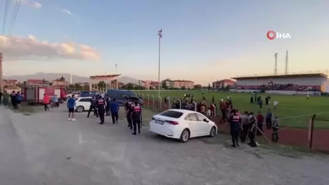Taraftarlar arasında çıkan kavgaya polis ve jandarma biber gazı ile müdahale etti 2 Taraftarlar arasında çıkan kavgaya polis ve jandarma biber gazı ile müdahale etti