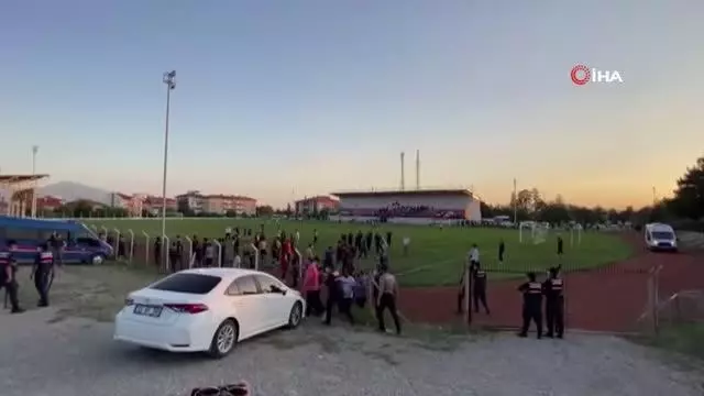 Taraftarlar arasında çıkan kavgaya polis ve jandarma biber gazı ile müdahale etti 3 Taraftarlar arasında çıkan kavgaya polis ve jandarma biber gazı ile müdahale etti