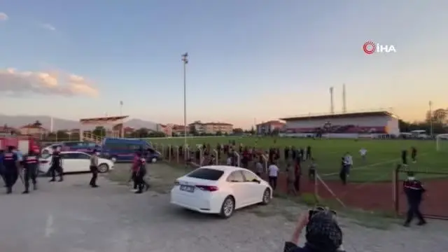Taraftarlar arasında çıkan kavgaya polis ve jandarma biber gazı ile müdahale etti 4 Taraftarlar arasında çıkan kavgaya polis ve jandarma biber gazı ile müdahale etti