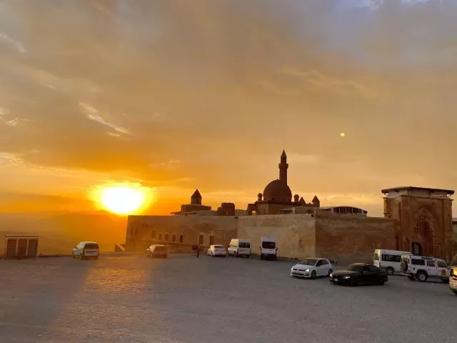 Tarihi İshak Paşa Sarayı'nda eşsiz gün batımı manzarası Tarihi İshak Paşa Sarayı'nda eşsiz gün batımı manzarası