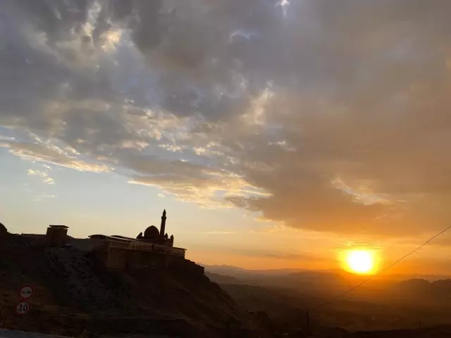 Tarihi İshak Paşa Sarayı'nda eşsiz gün batımı manzarası