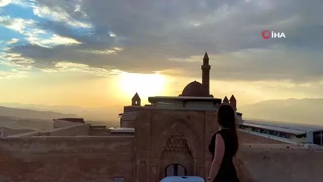 Tarihi İshak Paşa Sarayı'nda eşsiz gün batımı manzarası