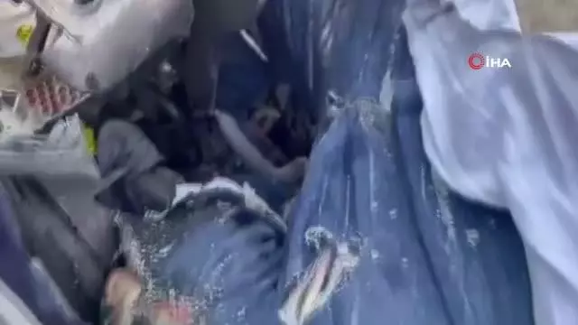 Tıra arkadan çarpan kamyonet sürücüsü feci şekilde can verdi