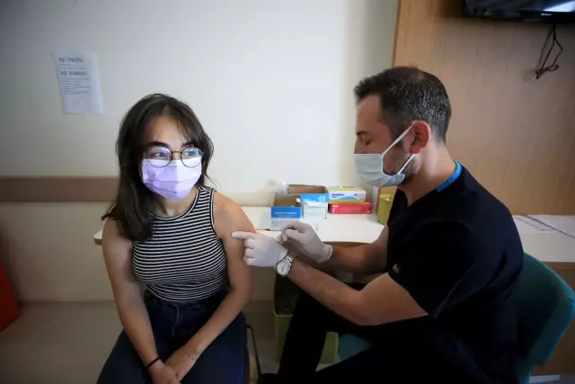 Trakya'da Kovid-19 aşı merkezlerinde yoğunluk yaşanıyor