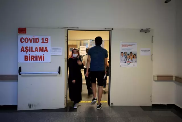 Trakya'da Kovid-19 aşı merkezlerinde yoğunluk yaşanıyor
