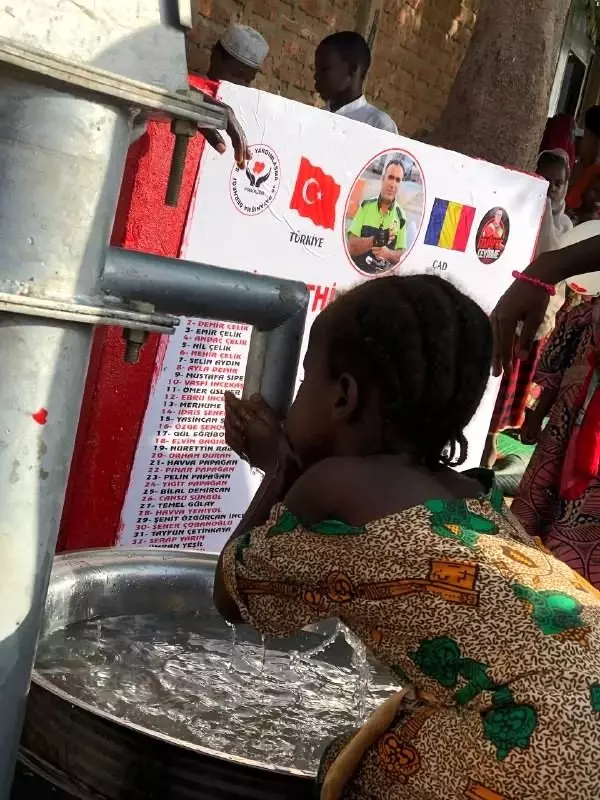 Türkiye'den Afrikaya uzanan iyilik hareketiSuyu gören Afrikalı çocukların sevinci duygulandırdı