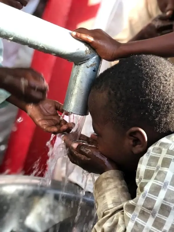 Türkiye'den Afrikaya uzanan iyilik hareketiSuyu gören Afrikalı çocukların sevinci duygulandırdı