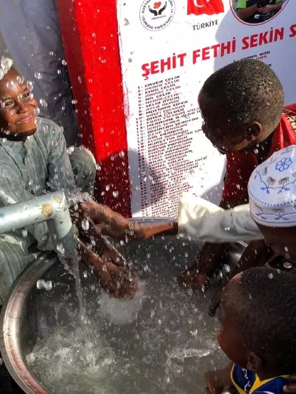 Türkiye'den Afrikaya uzanan iyilik hareketiSuyu gören Afrikalı çocukların sevinci duygulandırdı