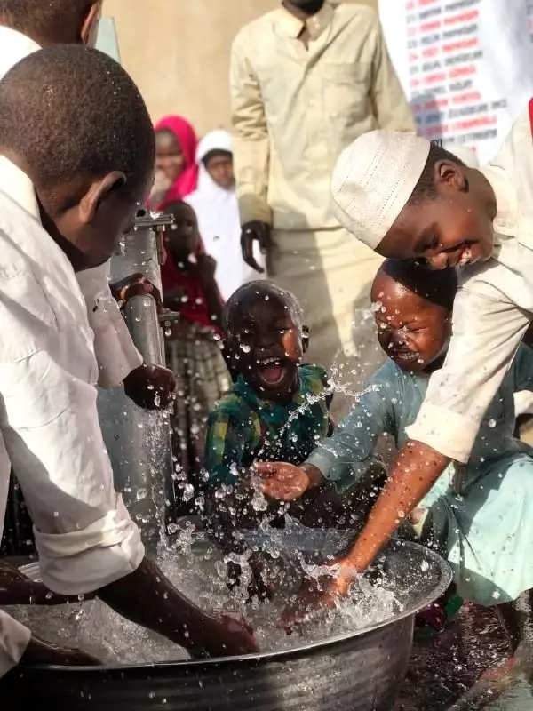 Türkiye'den Afrikaya uzanan iyilik hareketiSuyu gören Afrikalı çocukların sevinci duygulandırdı