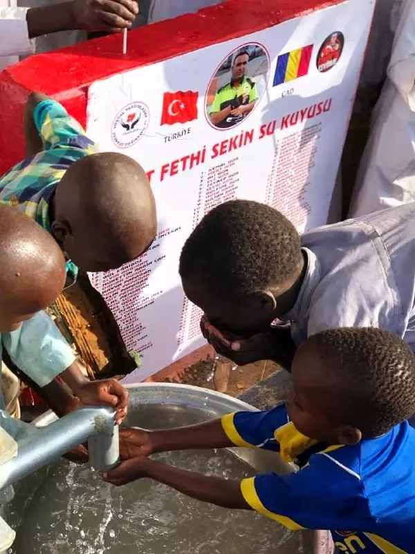 Türkiye'den Afrikaya uzanan iyilik hareketiSuyu gören Afrikalı çocukların sevinci duygulandırdı