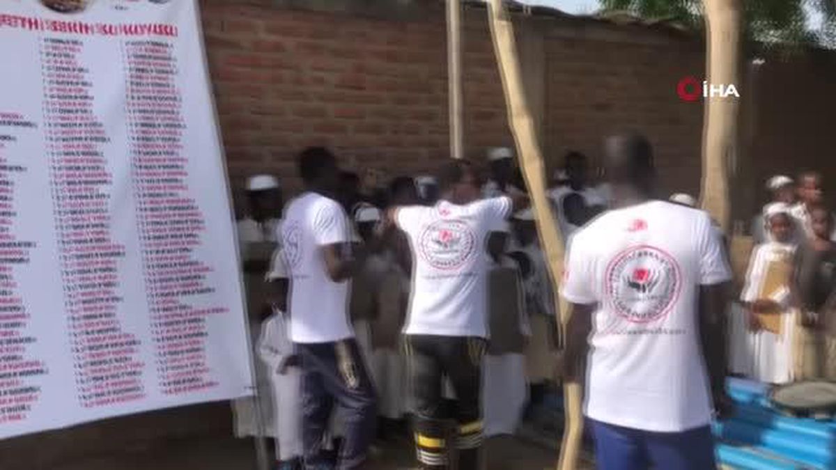 Türkiye'den Afrikaya uzanan iyilik hareketiSuyu gören Afrikalı çocukların sevinci duygulandırdı