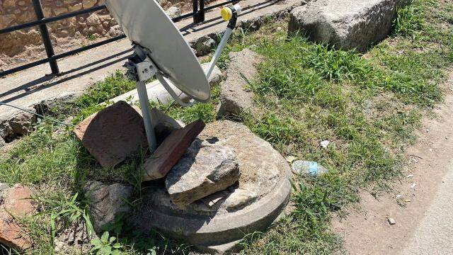 2 bin yıllık sütunun üzerine monte edilen çanak anten görenleri hayrete düşürdü