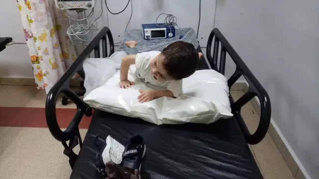 Hastanede tek başına bulunan 2 yaşlarındaki çocuğun yakınları aranıyor