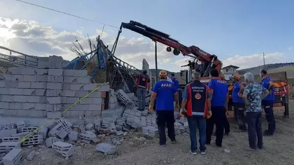 Son dakika gündem: Afyonkarahisar'da ağıl çöktü; 15 hayvan öldü, 3 işçi yaralandı 3 Son dakika gündem: Afyonkarahisar'da ağıl çöktü; 15 hayvan öldü, 3 işçi yaralandı