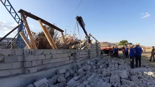 Son dakika gündem: Afyonkarahisar'da ağıl çöktü; 15 hayvan öldü, 3 işçi yaralandı 5 Son dakika gündem: Afyonkarahisar'da ağıl çöktü; 15 hayvan öldü, 3 işçi yaralandı