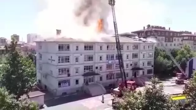 Bağcılar'da bir okulun çatısındaki yangına itfaiye müdahale ediyor Bağcılar'da bir okulun çatısındaki yangına itfaiye müdahale ediyor