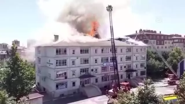 Bağcılar'da bir okulun çatısındaki yangına itfaiye müdahale ediyor