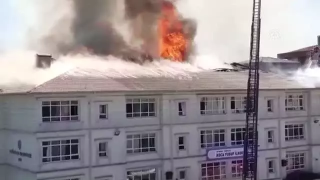 Bağcılar'da bir okulun çatısındaki yangına itfaiye müdahale ediyor