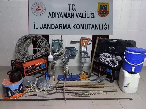 Besni'de izinsiz kazıya 7 gözaltı Besni'de izinsiz kazıya 7 gözaltı