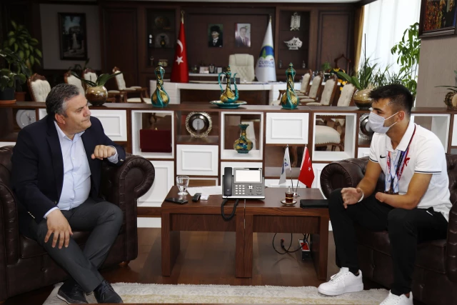 Çubuk Belediye Başkanı Demirbaş, milli sporcu Abdullah Ilgaz'ı kabul etti