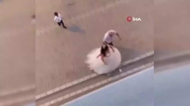 Son dakika haber... Düğünde yaşanan takı krizi mahalleye taştı, o anlar kameraya böyle yansıdı Son dakika haber... Düğünde yaşanan takı krizi mahalleye taştı, o anlar kameraya böyle yansıdı