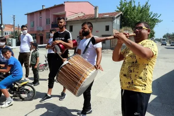 EDİRNE'DE MAHALLELİ, ROMAN HAVALARIYLA SOKAKLARI TEMİZLEDİ