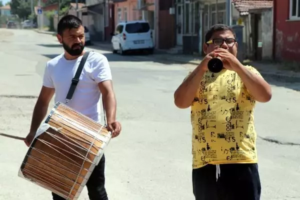 EDİRNE'DE MAHALLELİ, ROMAN HAVALARIYLA SOKAKLARI TEMİZLEDİ