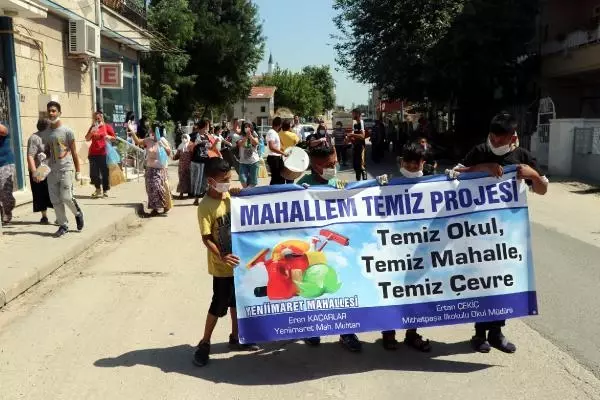 EDİRNE'DE MAHALLELİ, ROMAN HAVALARIYLA SOKAKLARI TEMİZLEDİ