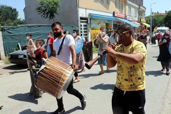 EDİRNE'DE MAHALLELİ, ROMAN HAVALARIYLA SOKAKLARI TEMİZLEDİ