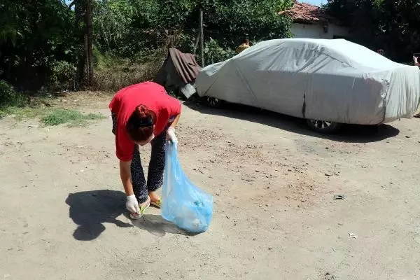 EDİRNE'DE MAHALLELİ, ROMAN HAVALARIYLA SOKAKLARI TEMİZLEDİ
