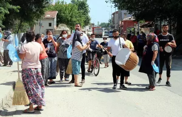 EDİRNE'DE MAHALLELİ, ROMAN HAVALARIYLA SOKAKLARI TEMİZLEDİ
